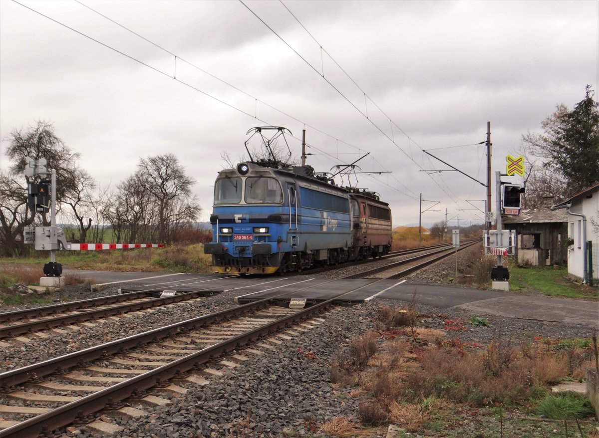 240 064-6 und 240 063-8 fuhren am 11.11.15 durch Vokov. 