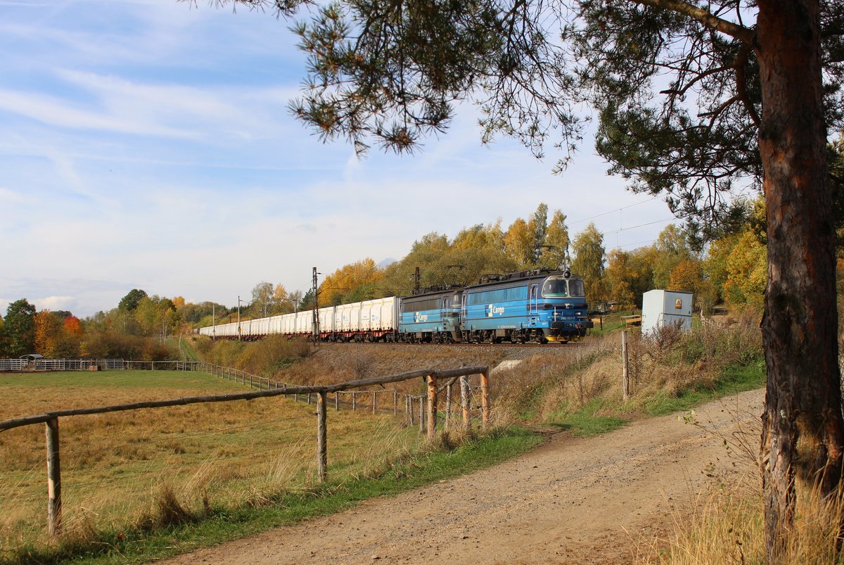 240 064-8 und 240 063-6 zu sehen am 18.10.19 mit dem innofreigthzug (56187) bei Chotikov.