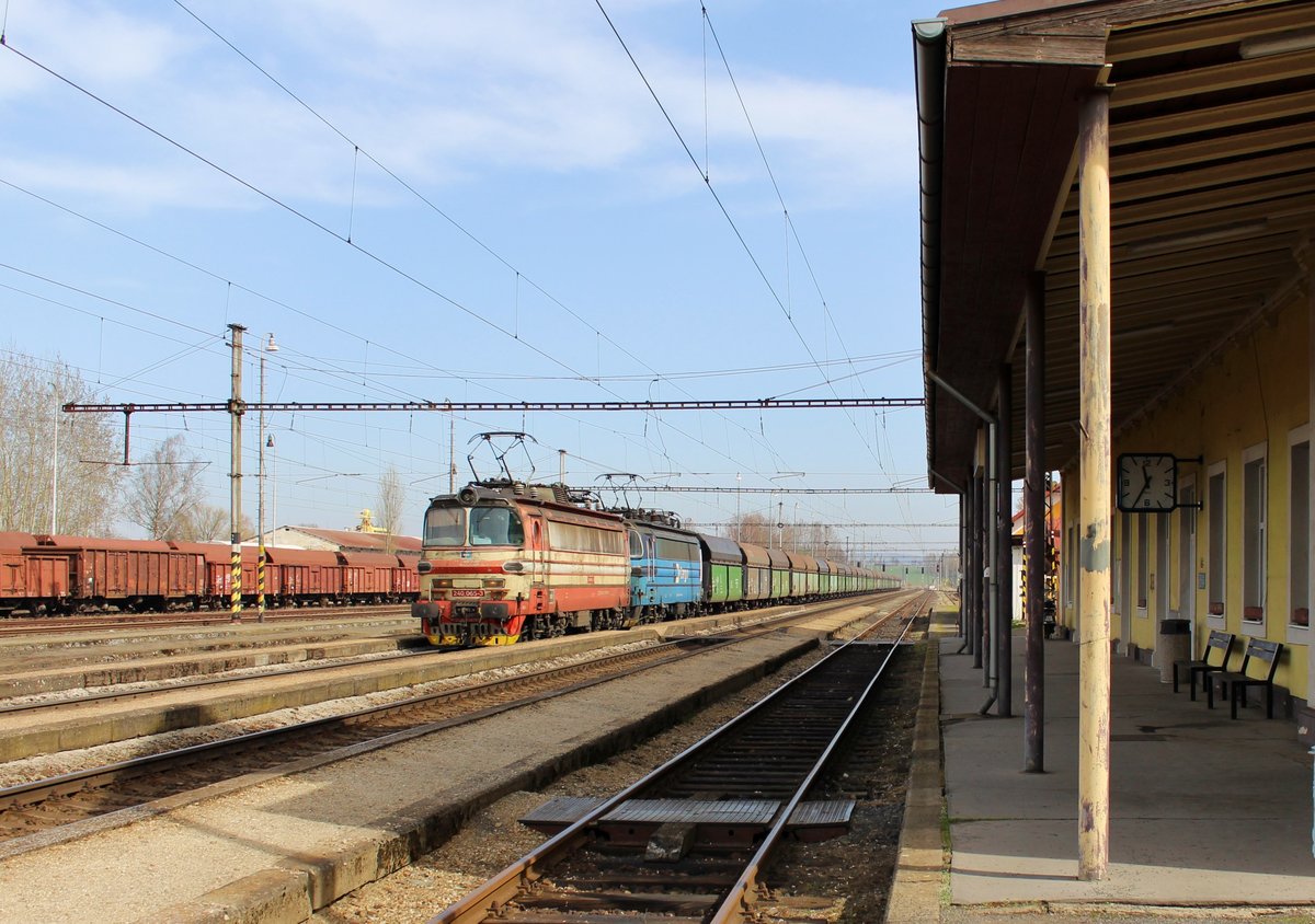 240 065-3 und 240 053-9 zu sehen am 09.04.18 mit einem Kohlezug in Tršnice.