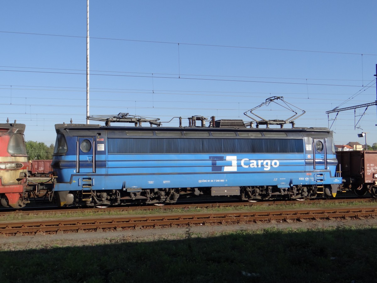 240 066-1 zusehen am 02.10.13 in Cheb.