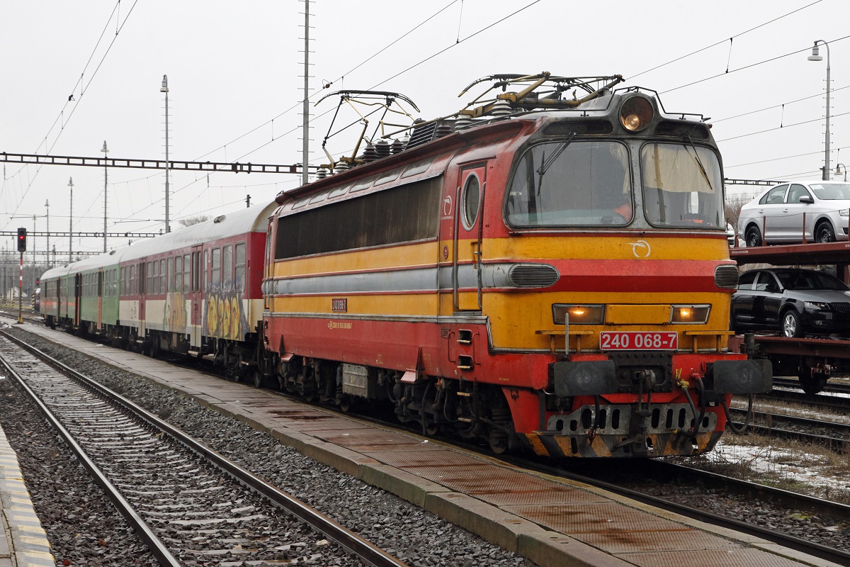 240 068 mit Reisezug in Kuty am 1.12.2016.