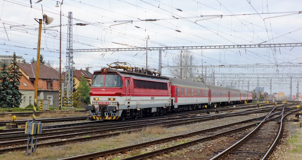 240 081-0 fhrt mit Fernzuggarnitur (Ex 531 „Hron“ Bratislava hl. st. – Zvolen os. st. – Bansk Bystrica) in den Abgangbahnhof ein; 29.11.2013 