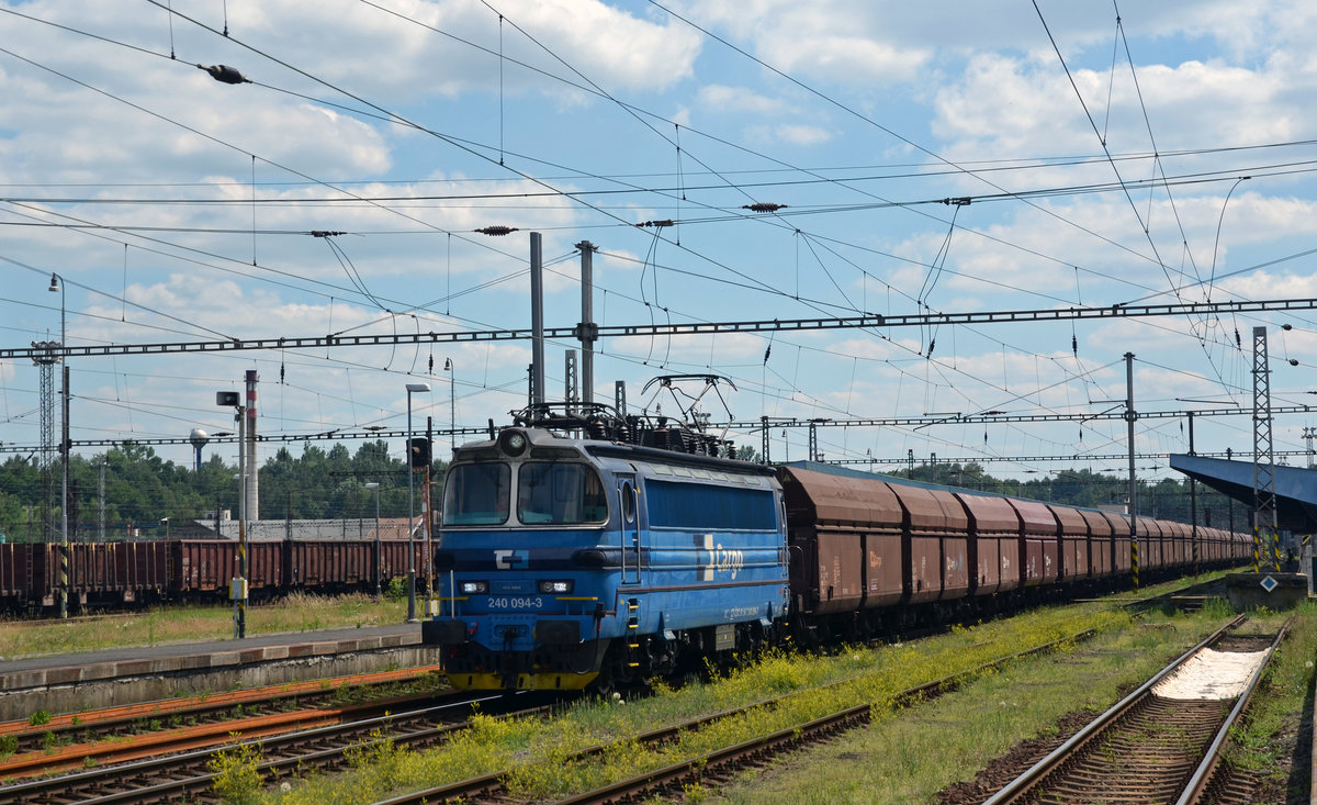 240 094 verlässt mit einem Kohlezug am 20.06.18 den Bahnhof Cheb Richtung Karlovy Vary.