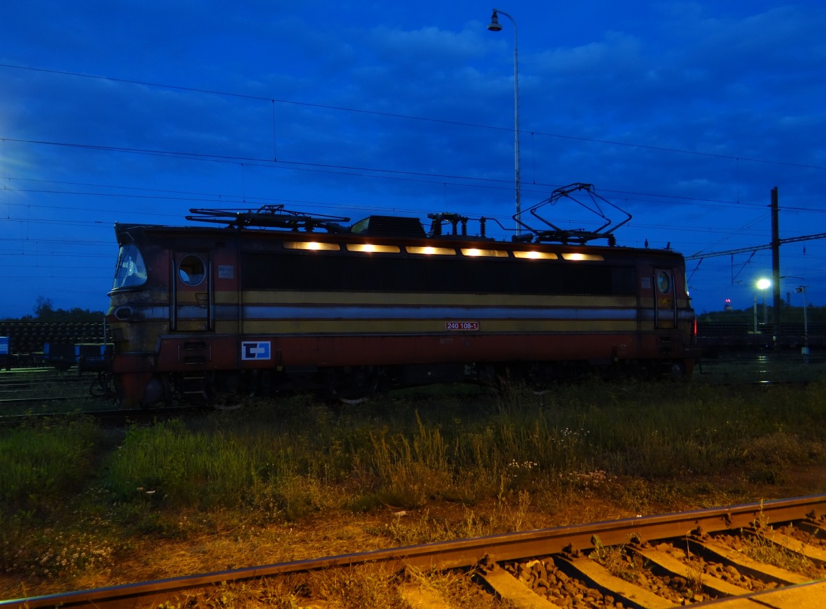 240 108-1 zu sehen am 24.08.14 Abend in Cheb.