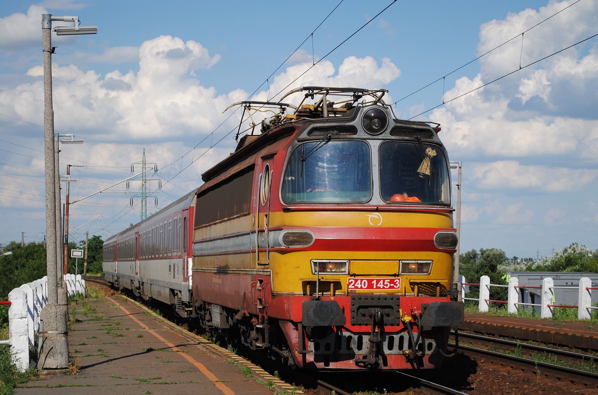 240 145-3 fährt mit einem Regionalzug in Bratislava - Vinohrady ein. (21.06.2019)