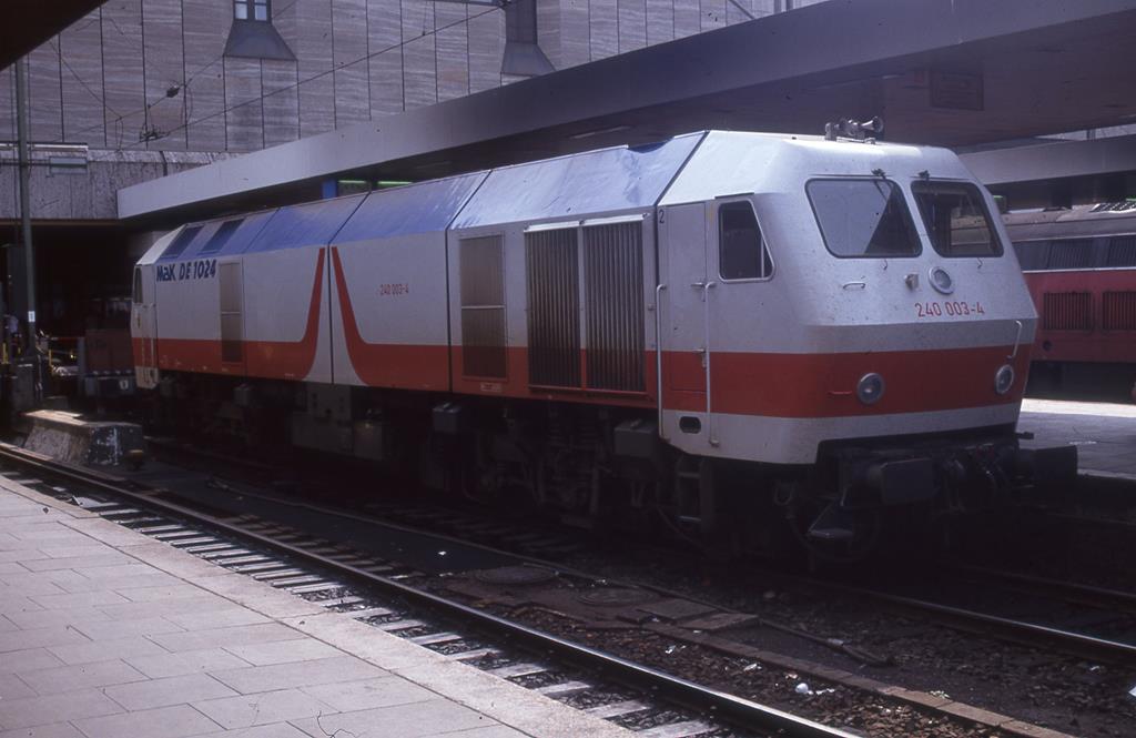 240003 war am 1.8.1992 im Planeinsatz der DB anzutreffen. An diesem Tag hatte sie einen IC nach Hamburg Altona gebracht.