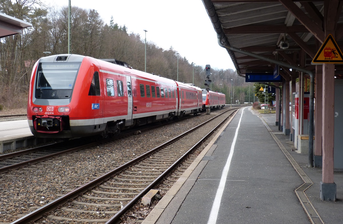24.02.2019 Bahnhof Neukirchen bei Sulzbach-Rosenberg: 612 614 aus Richtung Weiden /Neustadt Waldnaab schleicht sich zum Kuppeln an den anderen 612er an, der vorher aus Richtung Schwandorf /Regensburg kam um dan zusammen nach Nürnberg weiterzufahren.