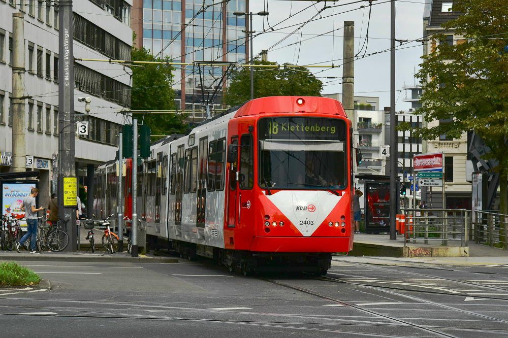 2403 (ex 2103) während seinem ersten Liniendienst auf dem Barbarossaplatz am 25.08.2017.