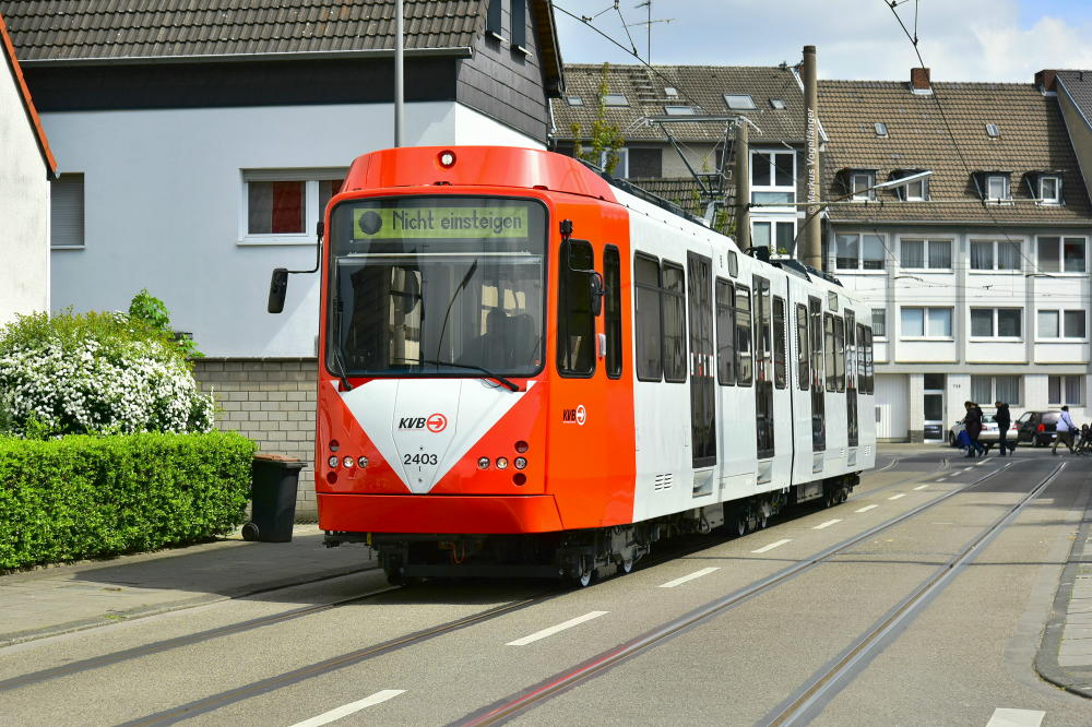 2403 (ex 2103) wurde als zwölfter B-Wagen der Serie 2100 saniert und zur Serie 2400 umgebaut. Hier zu sehen auf dem Simonskaul am 26.04.2017.
