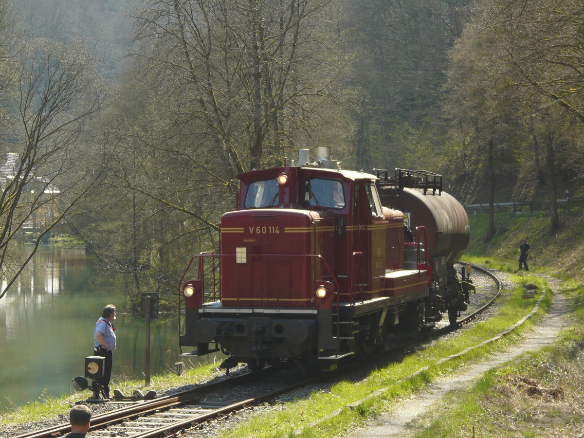 24.04.2010, Im Wiesenttal: Die UEF veranstalteten eine Sonderfahrt mit der 01 1066 von Wiesbaden nach Ebermannstadt. Dort übernahm die Lok 4 der DFS den Zug und führte ihn bis Behrigersmühle. Wegen der großen Trockenheit folgte ihm die V 60 mit dem Löschwasserwagen.