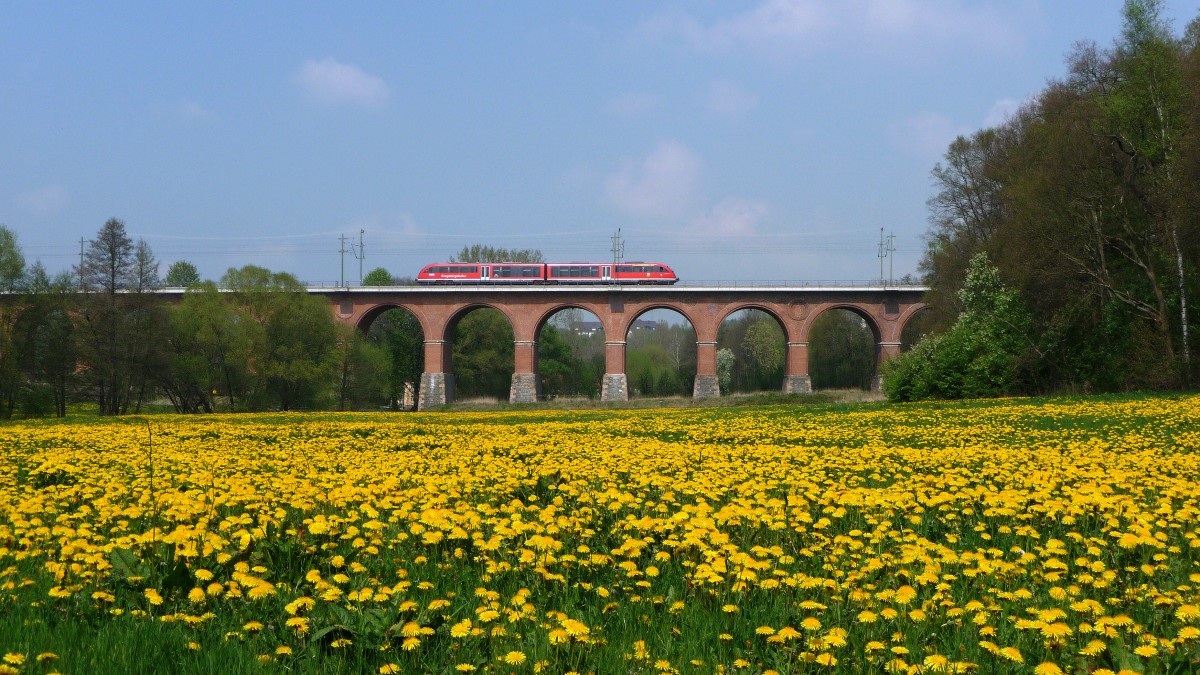 24.04.2014 Desiro der Erzgebirgsbahn auf dem Viadukt bei Steinpleiß.