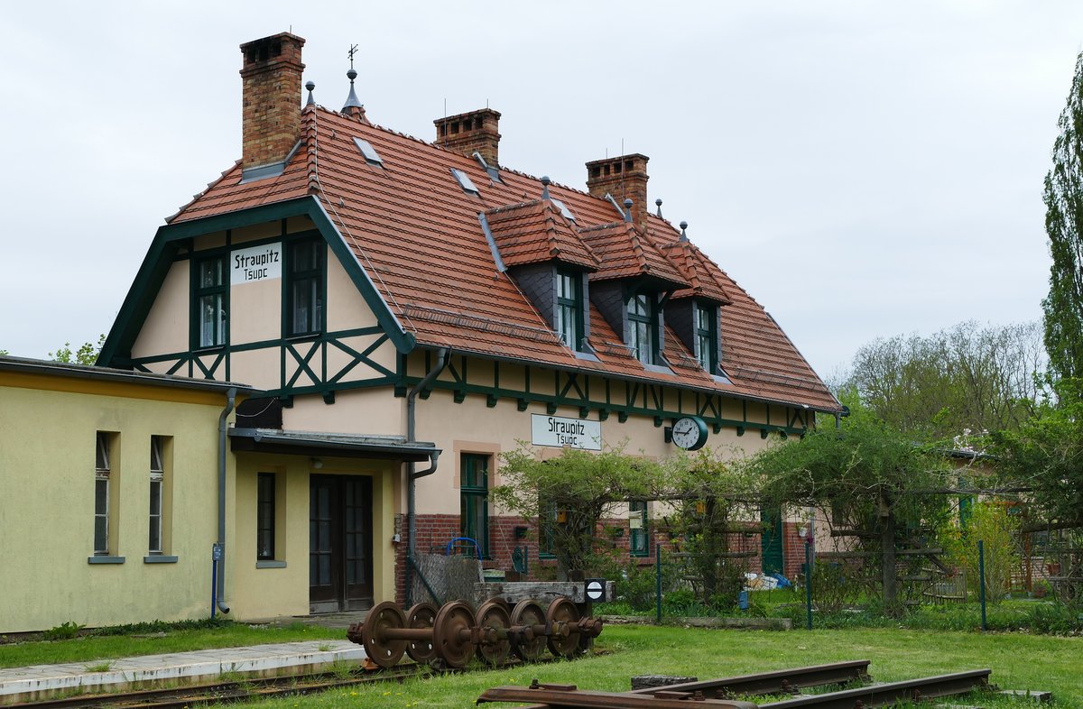 24.04.2018 Straupitz im Spreewald. Die von mir besuchten ehemaligen Bahnhöfe der bis Ende 1969 verkehrenden Spreewaldbahn machten einen durchweg guten Eindruck. Oft sind es Gastwirte, die die Chance genutzt haben die Immobilien gewinnbringend zu nutzen und vor dem sonst oft beobachteten Vandalismus und Verfall zu bewahren.