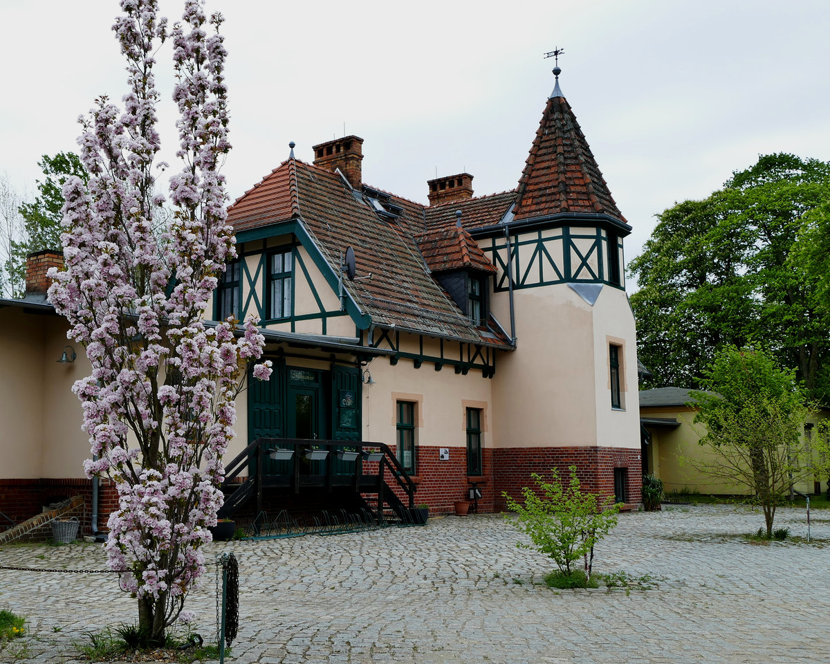 24.04.2018 Straupitz im Spreewald. Die von mir besuchten ehemaligen Bahnhöfe der bis Ende 1969 verkehrenden Spreewaldbahn machten einen durchweg guten Eindruck. Oft sind es Gastwirte, die die Chance genutzt haben die Immobilien gewinnbringend zu nutzen und vor dem sonst oft beobachteten Vandalismus und Verfall zu bewahren.