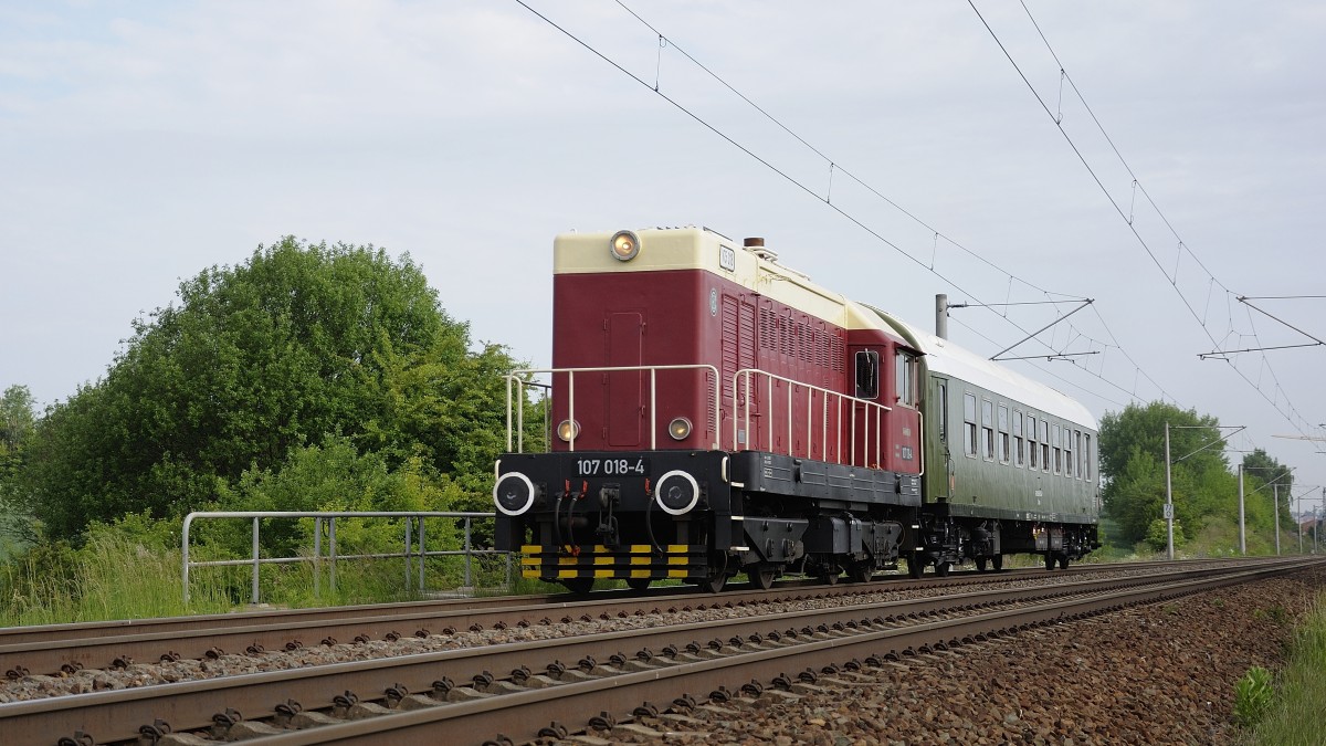 24.05.2014 107018 mit Wagen des DDR Regierungszuges unterwegs zum Oldtimertreffen in Rebesgrün. Hier bei Neumark/Sachs.