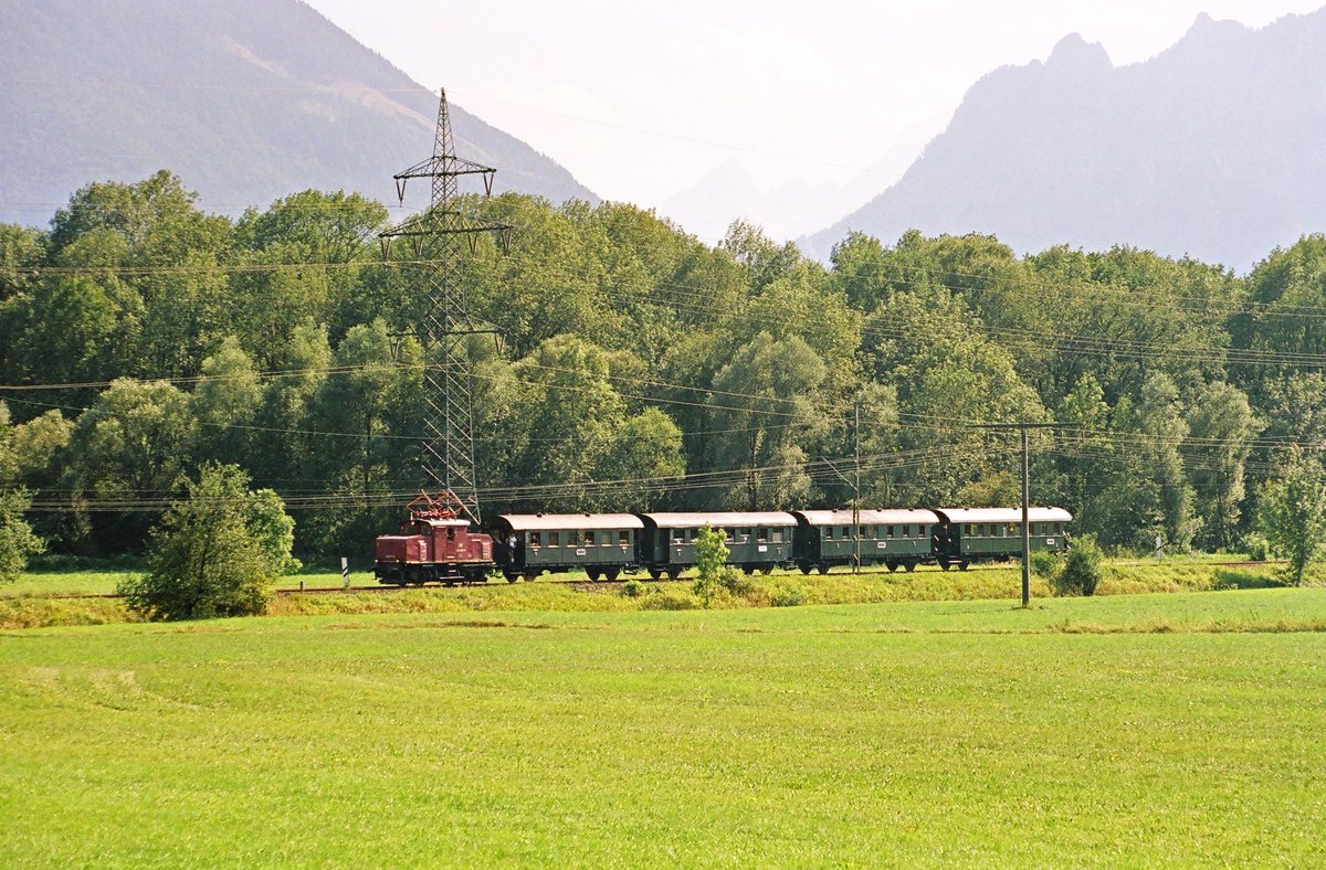 24.08.2003 Freilassing, Sonderfahrt mit E69 05 nach Bad Reichenhall. Das Foto entstand bei  der Rückfahrt in Piding. Ein paar Kühe im Vordergrund hätten noch gepasst.