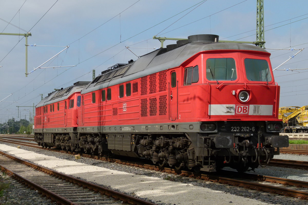 24.09.2013, Im Bahnhof Hochstadt-Marktzeuln sah ich heute diese zwei ehemaligen Reichsbahn-V300. die DB 232 262 und DB 232 384.