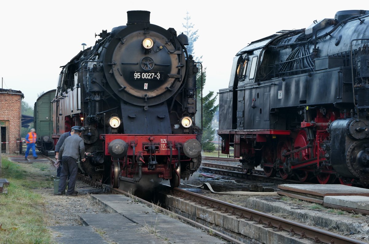 24.09.2016, Den Sonneberger Eisenbahnfreunden war es  gelungen drei  Bergköniginnen  im ehemaligen Lokbahnhof Sonneberg zu vereinen! 95 009, 95 016 und 95 027 waren vom 23. bis 25.9.2016 in Sonneberg zu sehen. Außerdem fanden Fahrten mit 95 1027 und 112 703 zwischen Lauscha - Sonneberg - Rauenstein statt.