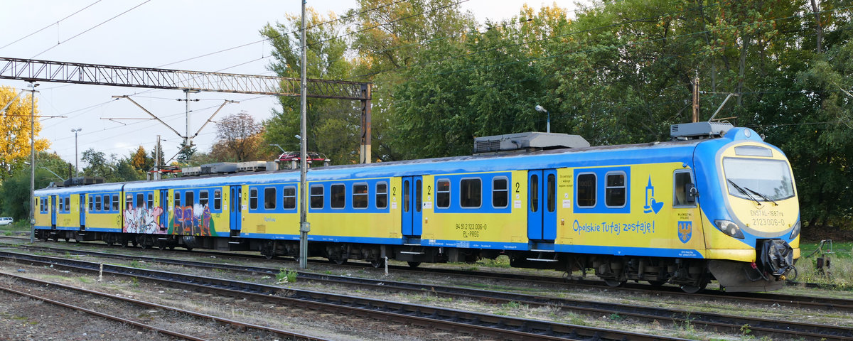 24.09.2018, Bahnhof Opole/Oppeln:  Tw EN57 1987. Die Triebzüge EN57 bestehen aus einer festen Konfiguration von drei Fahrzeugteilen: Zwei Steuerwagen (Herstellerbezeichnung 5B) und einem Triebwagen (Herstellerbezeichnung 6A) dazwischen. Hersteller ist das polnische Unternehmen Pafawag, Baujahre: 1961–1993.