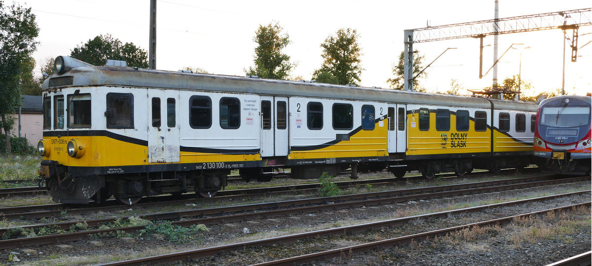 24.09.2018, Bahnhof Opole/Oppeln: Tw EN71 008. Der Tw EN71 ist ein ET der PKP. Er basiert auf dem Drei-Wagen-Prinzip des EN57, unterscheidet sich jedoch durch einen zusätzlichen Motorwagen. 1976 wurden 20 vierteilige Triebzüge gebaut und als EN71 bezeichnet. Von 1976 bis 2003 entstanden weitere 30 EN71 durch Umbau aus EN57.