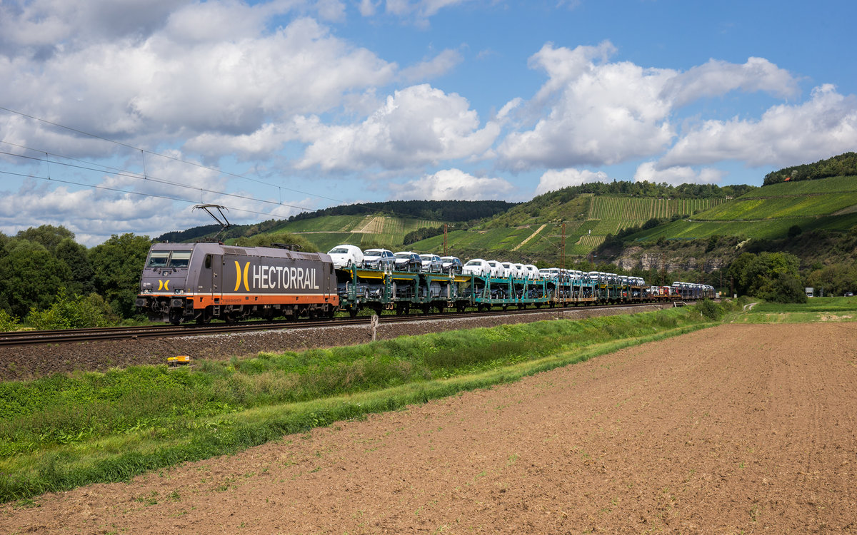 241 004 von Hectorrail fährt mit einem Autozug bei Himmelstadt in Richtung Würzburg, aufgenommen am 19. August 2017.