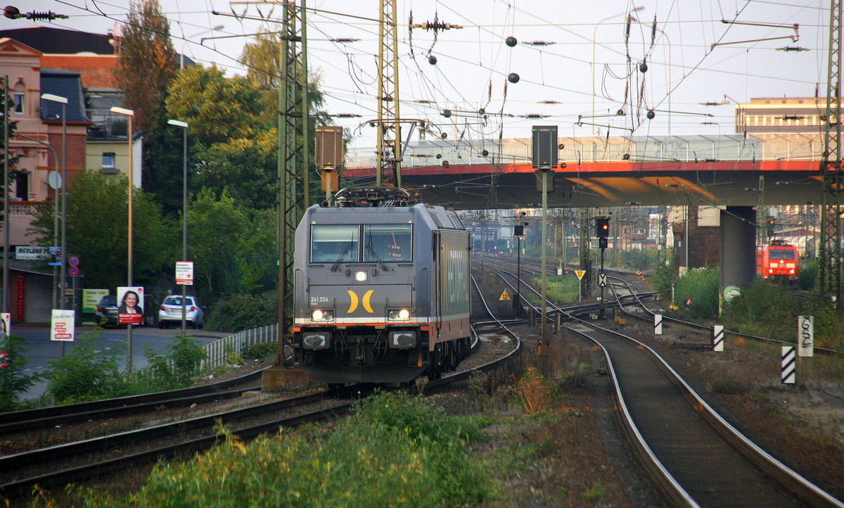 241 004 von Hectorrail  kommt als Lokzug aus Krefeld-Uerdingen) nach Krefeld-Hbf und kommt aus Richtung Krefeld-Uerdingen und fährt in Richtung Krefeld-Hbf.
Aufgenommen vom Bahnsteig 2 in Krefeld-Uerdingen.
Am Abend vom 20.9.2017.