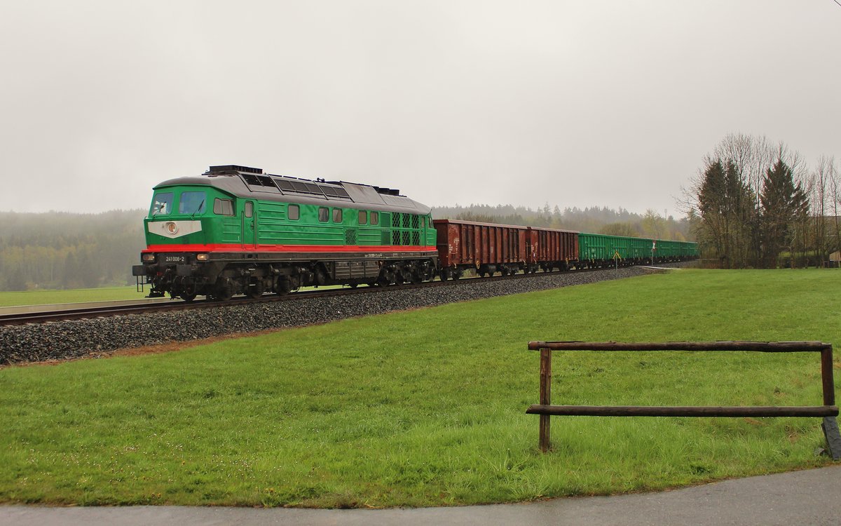 241 008-2 (SBW - Starkenberger Baustoffwerke GmbH) mit dem leeren Sandzug von Heilbronn nach Kayna zu sehen am 22.04.17 in Mehltheuer.