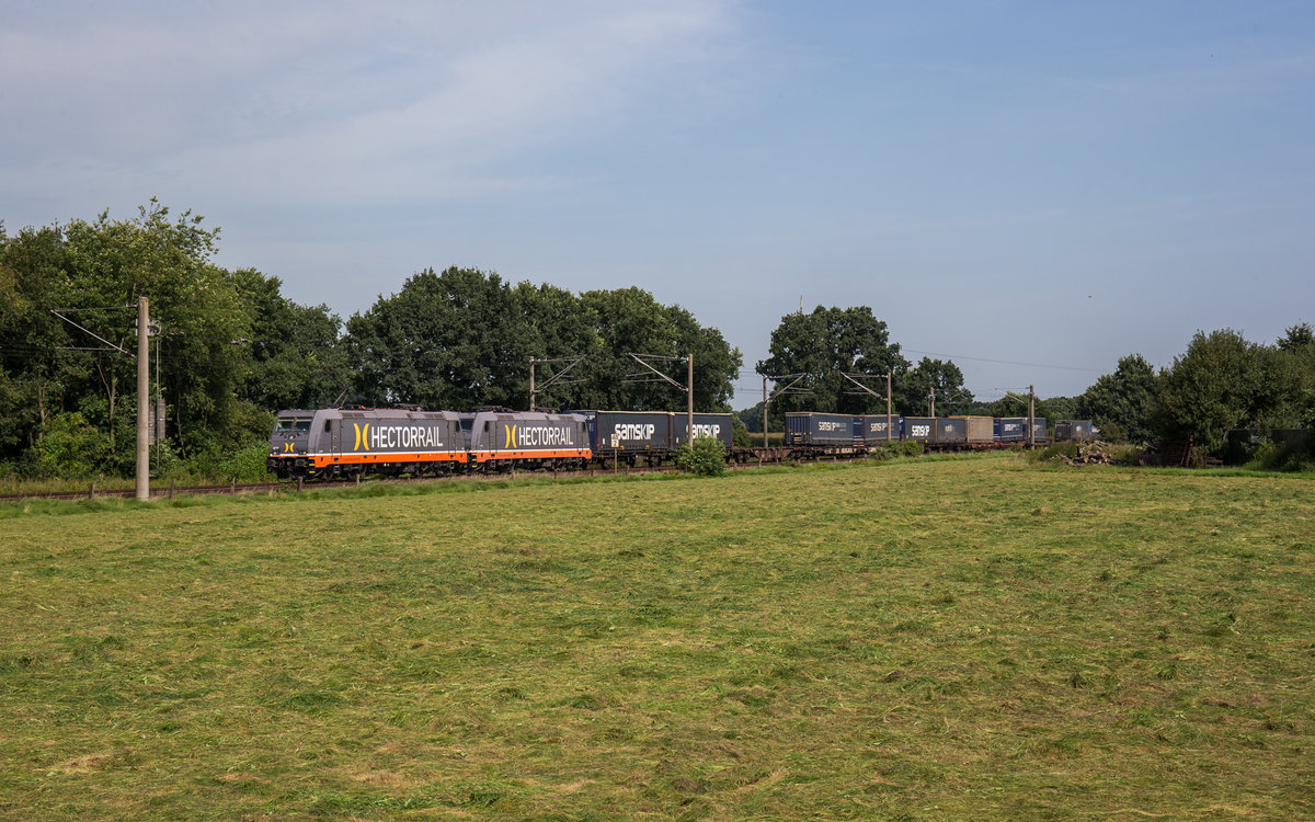 241 010 und 241 008 von Hectorrail fahren mit einem KLV bei Wulfsmoor in Richtung Elmshorn, aufgenommen am 15. August 2017.