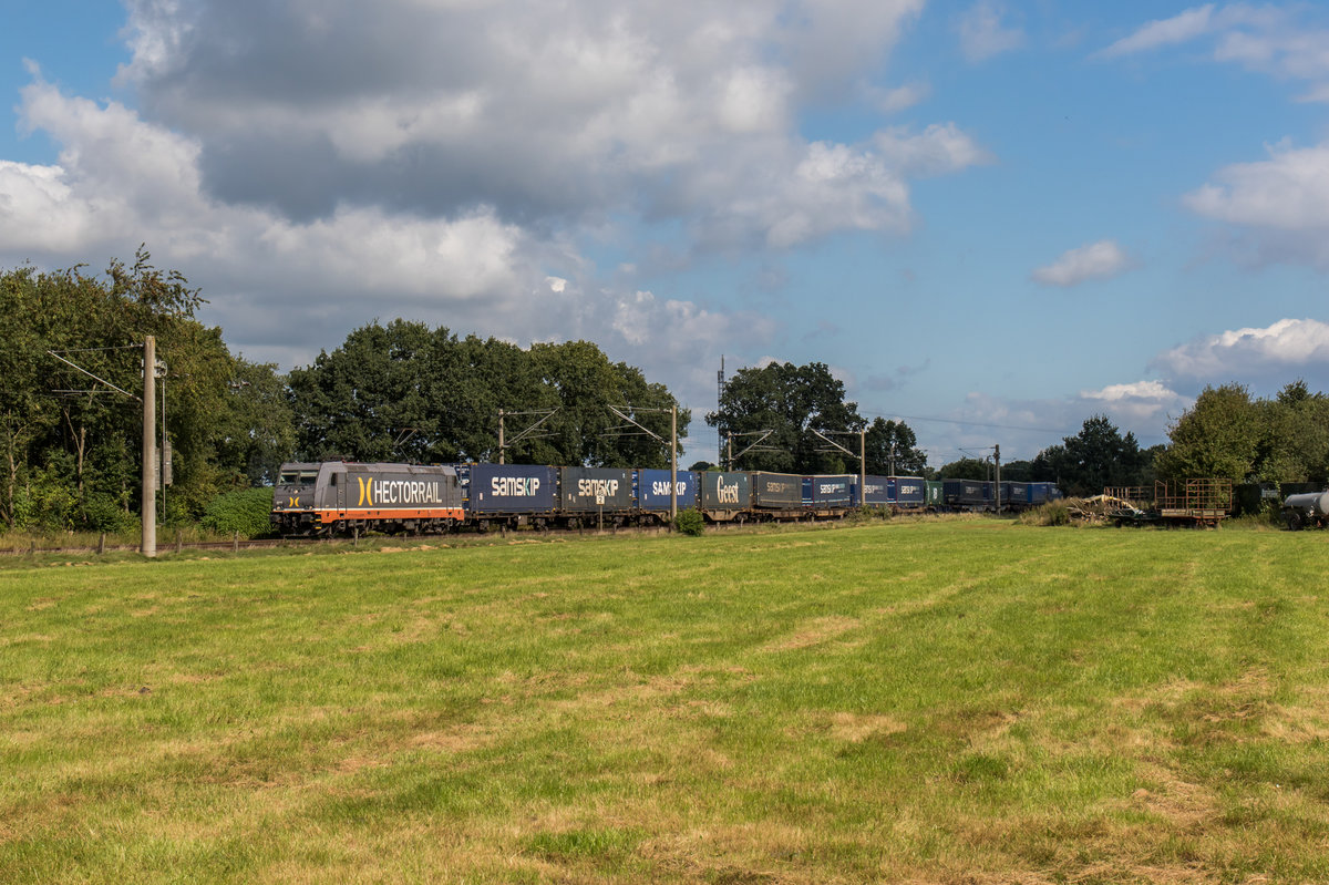 241 010 von Hectorrail fährt mit einem KLV in Richtung Hamburg, aufgenommen am 29. August 2016 bei Wulfsmoor.