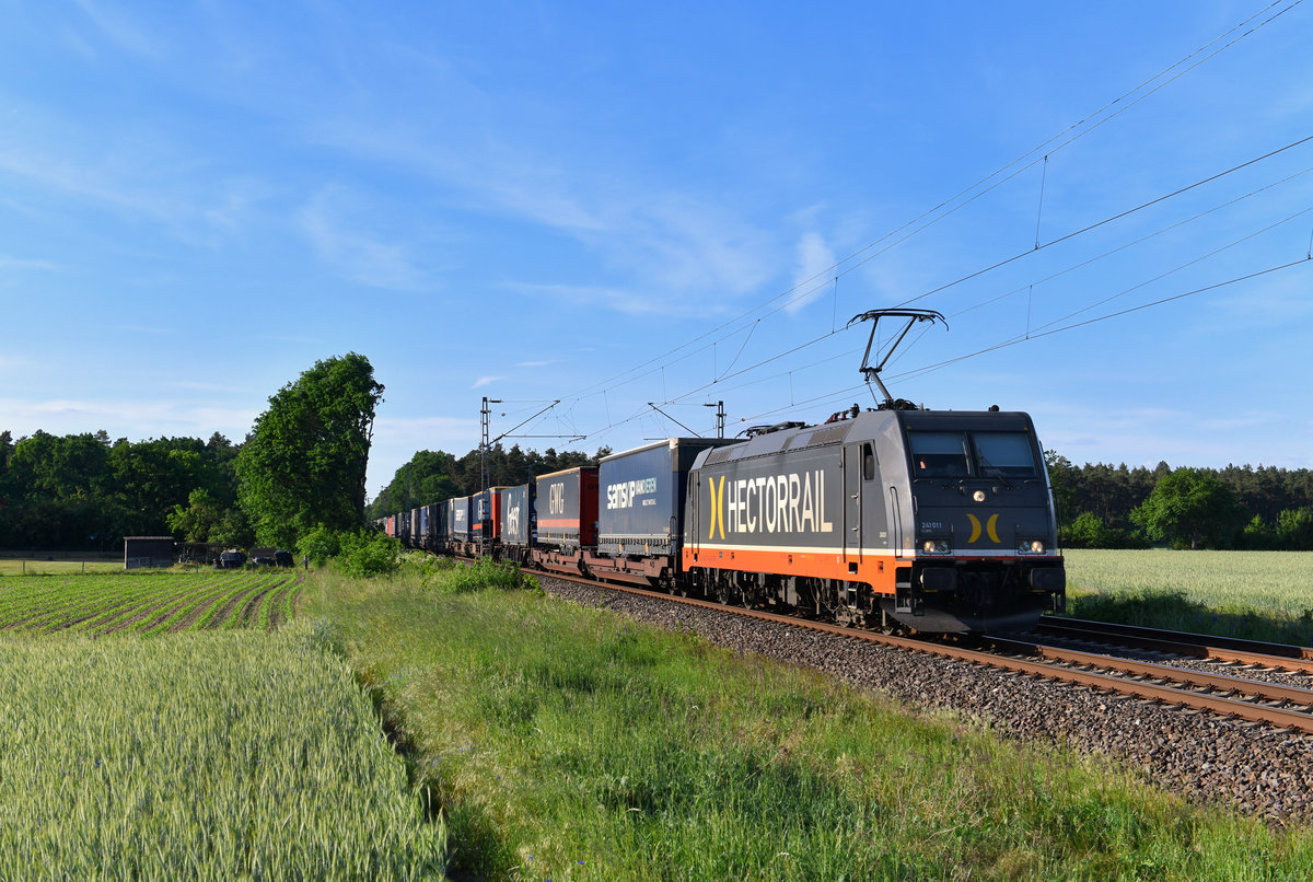 241 011 mit einem KLV am 23.05.2018 bei Rohrsen. 