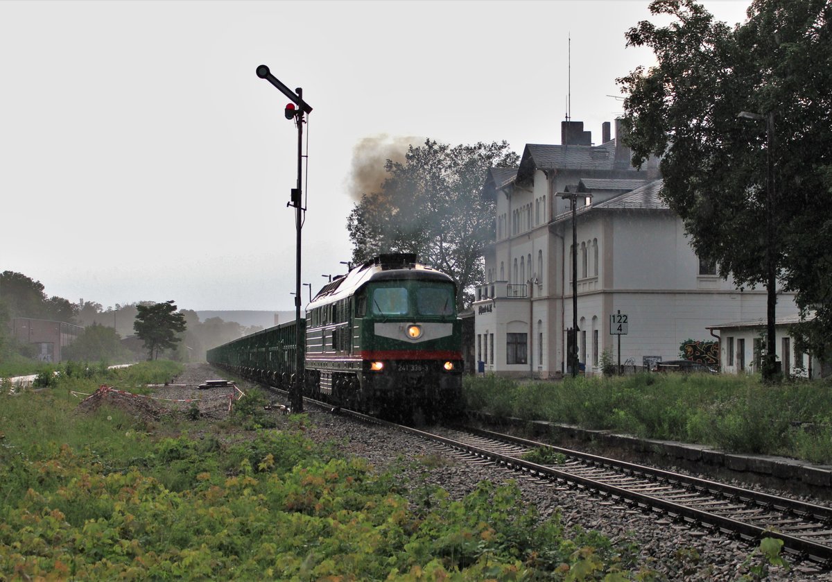 241 338-3 (Starkenberger Güterlogistik GmbH, Starkenberg) fuhr am 16.06.20 einen Sandzug von Könitz über Triptis Richtung Gera. Hier ist der Zug in Pößneck oberer Bahnhof zusehen. Leider ging dort bei der Ausfahrt des Zuges ein heftiger Schauer nieder! Aber da dies nicht so oft vorkommt mit den Zügen auf dieser Strecke, wurde trotzdem das ein oder andere Bild abgelichtet.
