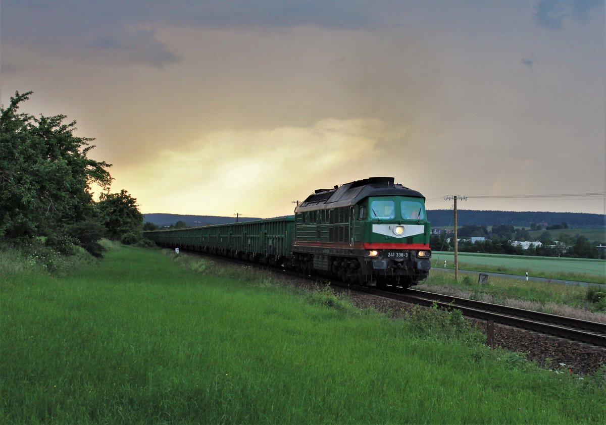 241 338-3 (Starkenberger Güterlogistik GmbH, Starkenberg) fuhr am 16.06.20 einem Sandzug von Könitz über Triptis Richtung Gera. Hier ist der Zug in Dreitzsch zusehen.