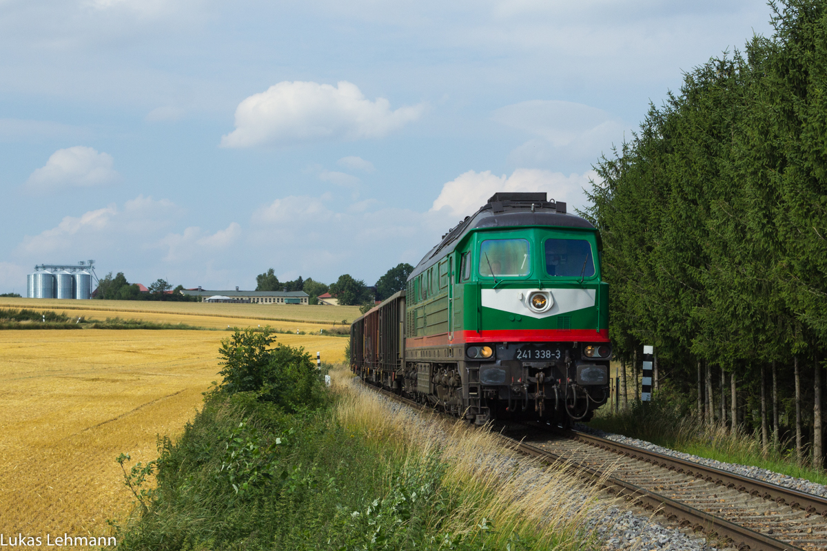 241 338 mit einem Sandzug in Falkenau Richtung Ronneburg, 8.7.17
