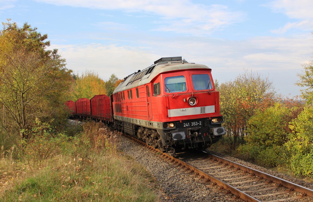 241 353-2 (EBS) kam am 16.10.18 etwas überraschend mit einem leeren Holzzug durch Neunhofen.