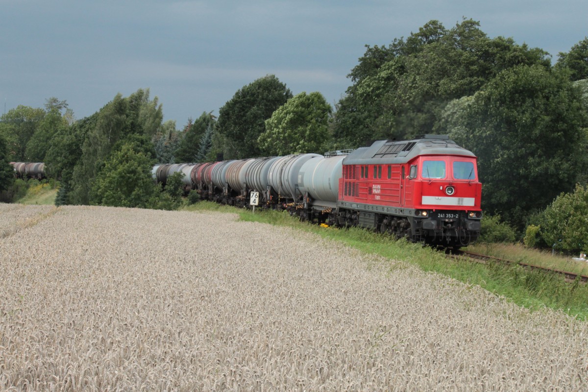 241 353 mit einem Kesselwagenzug am 12.08.2011 aus Rhäsa kommend kurz vor Deutschenbora
