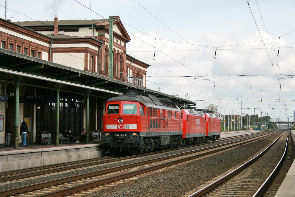 241 803 passiert mit einer Überführung zweier E-Loks den Bahnhof von Düren.
Aufnahmedatum: 04.10.2008