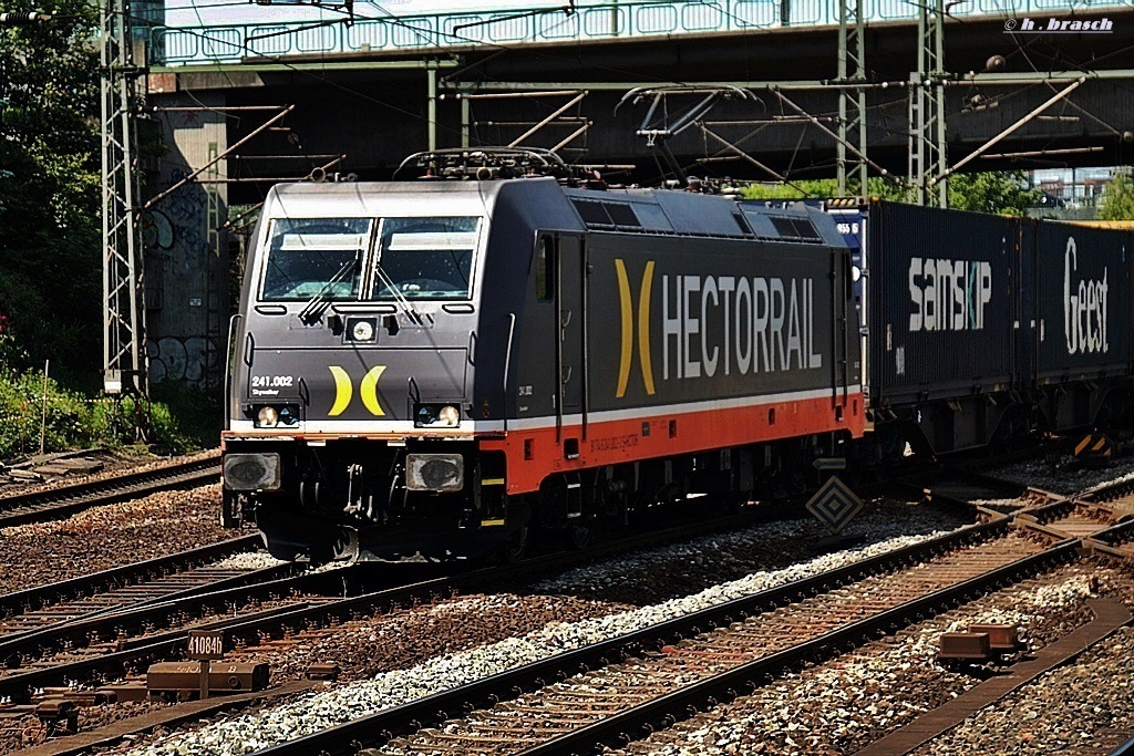 241.002 zog einen ganzzug am 06.06.14 durch hh-harburg
