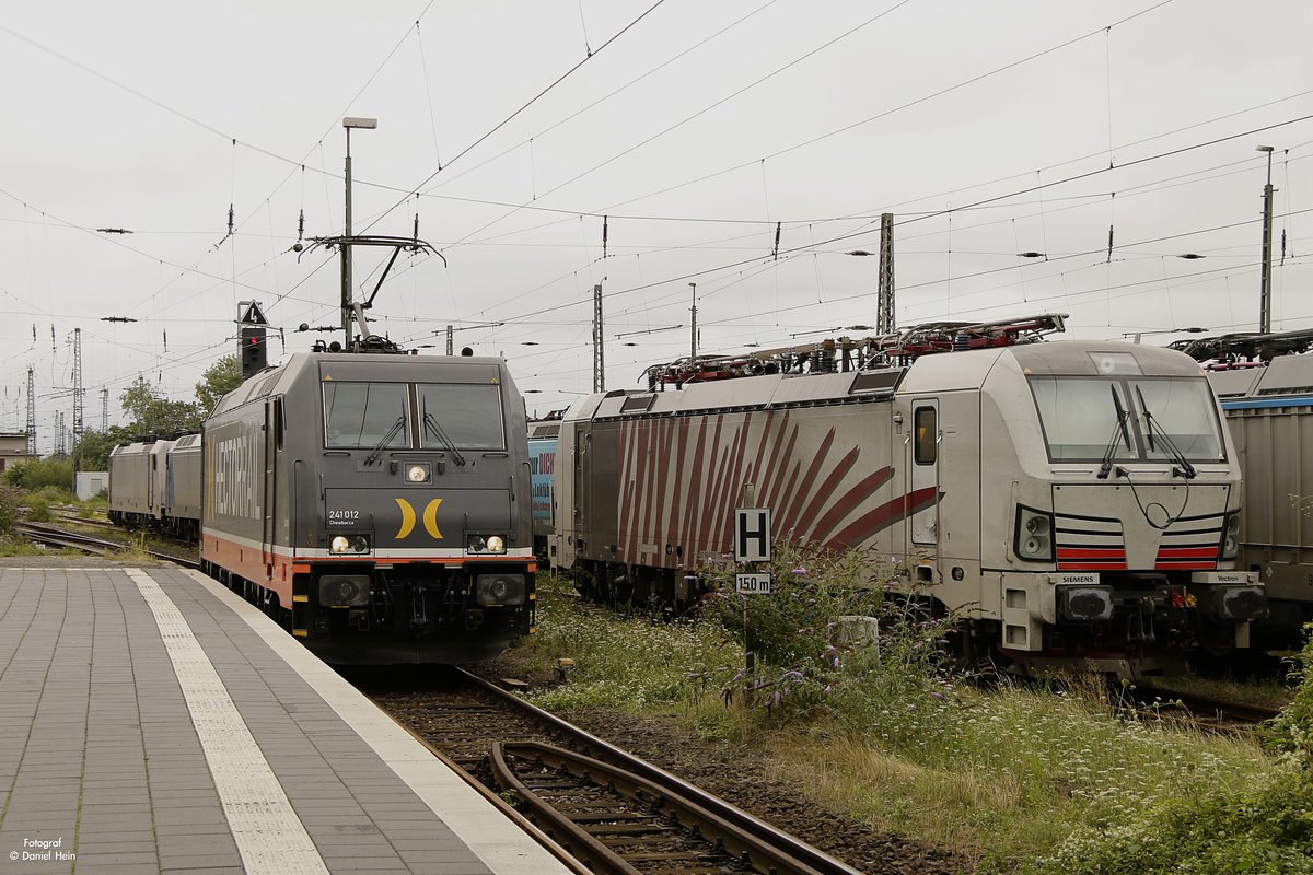 241.012 Chewbacca Hectorrail und rechts 193 775 Lokomotion in Krefeld Hbf, August 2017.