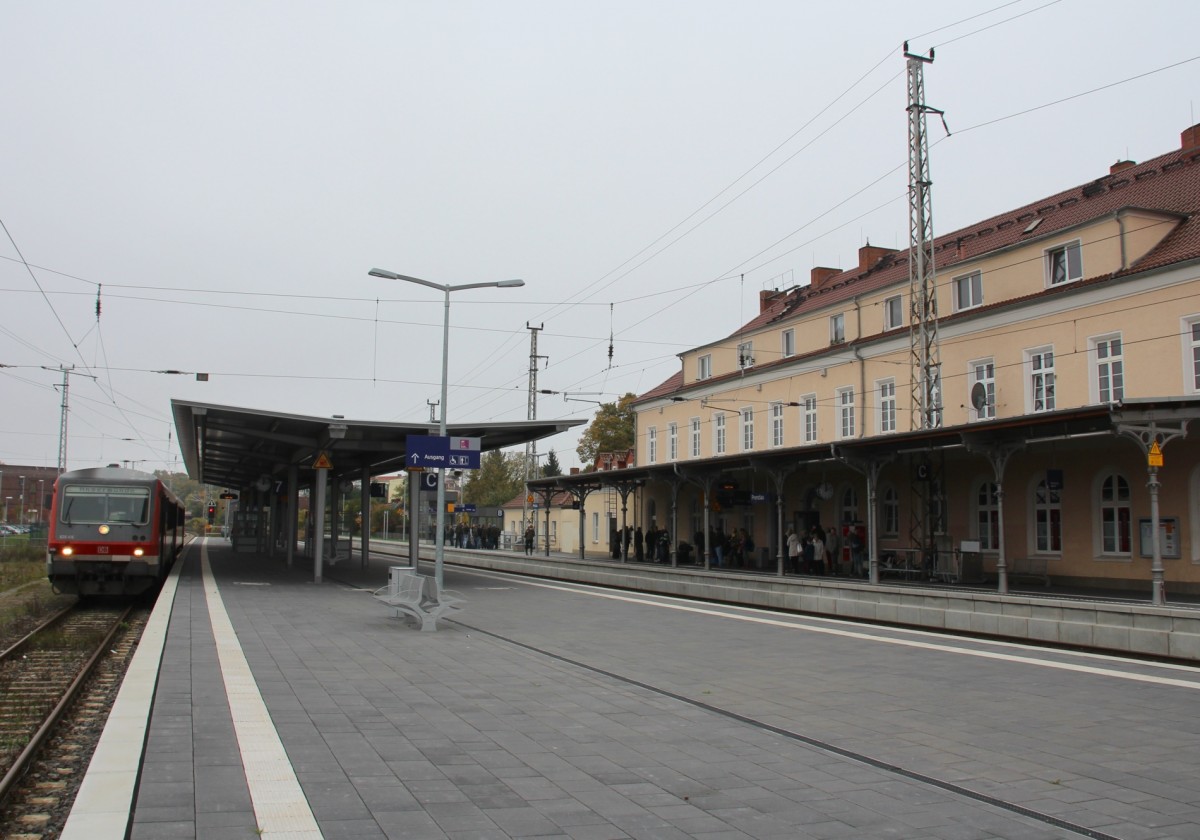 24.10.2014 Prenzlau. RE 18376 mit 628 416 Angermünde-Prenzlau am Bahnsteig