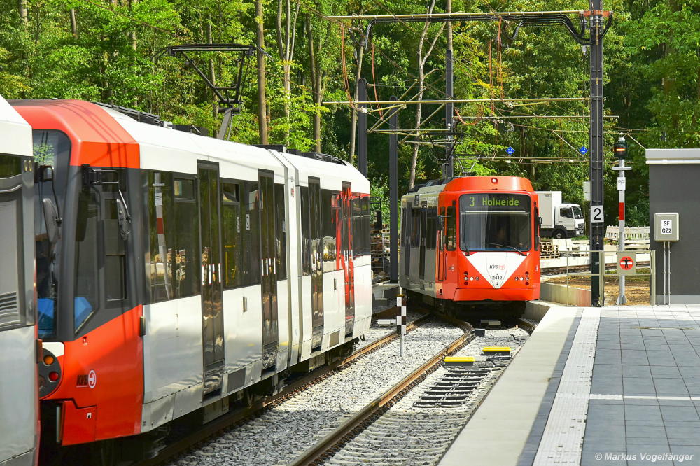 2412 kurz vor der Ankunft an der Endhaltestelle  Görlinger-Zentrum  am 27.08.2018.