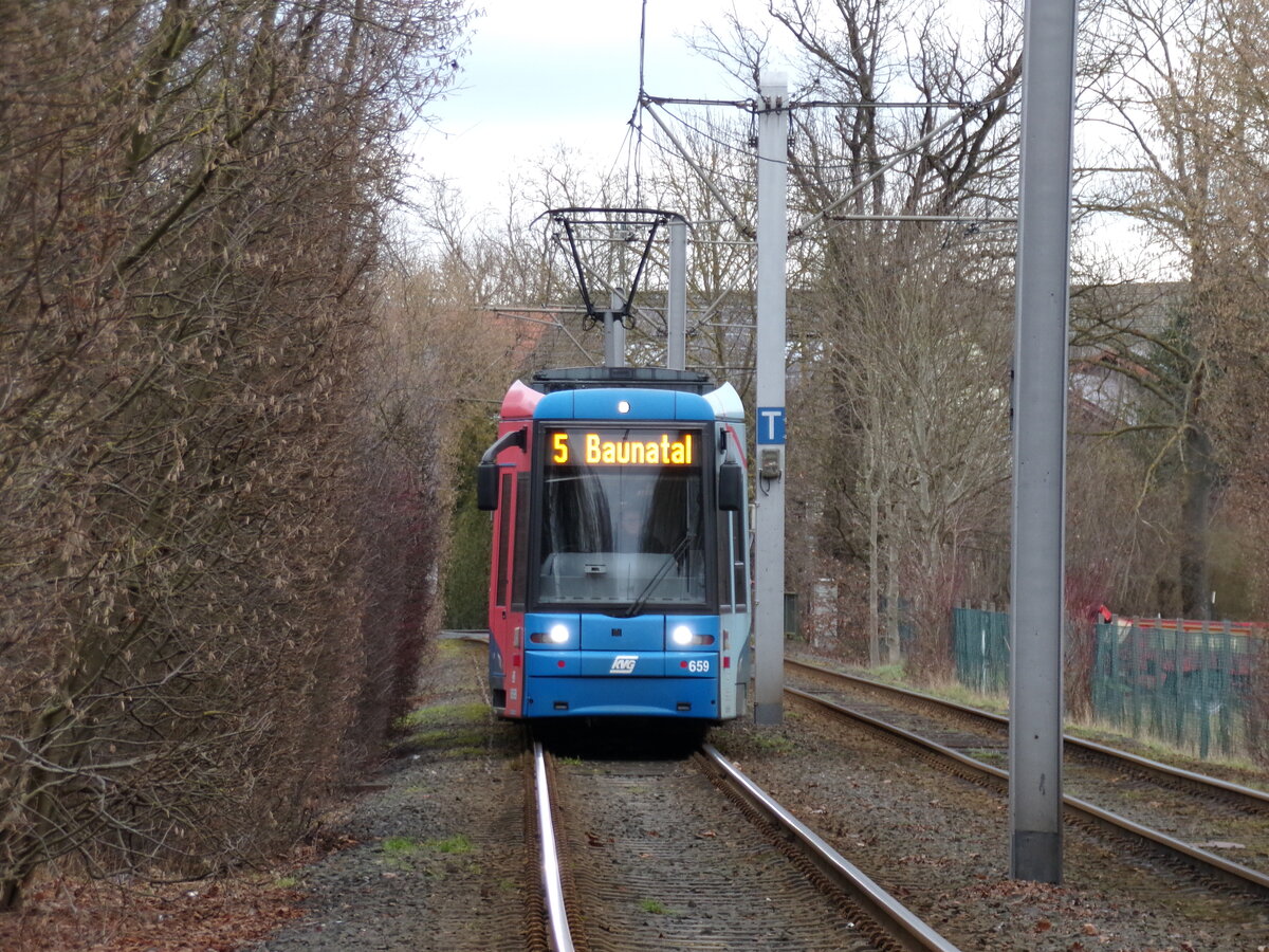 24.1.2025 | Stra�enbahn Kassel Bombardier Flexity Classic / NGT8 an der Haltestelle Oberzwehren Mitte