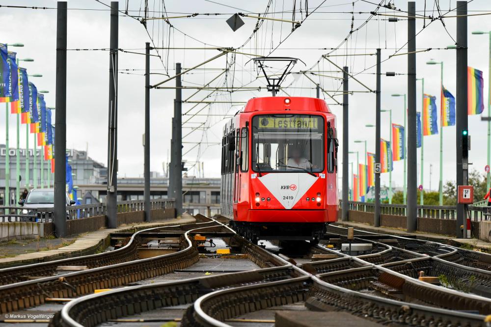 2419 (ex 2119, Umbau Nr. 25) während seines 2000-Km-Tests auf der Deutzer Brücke am 05.10.2020.