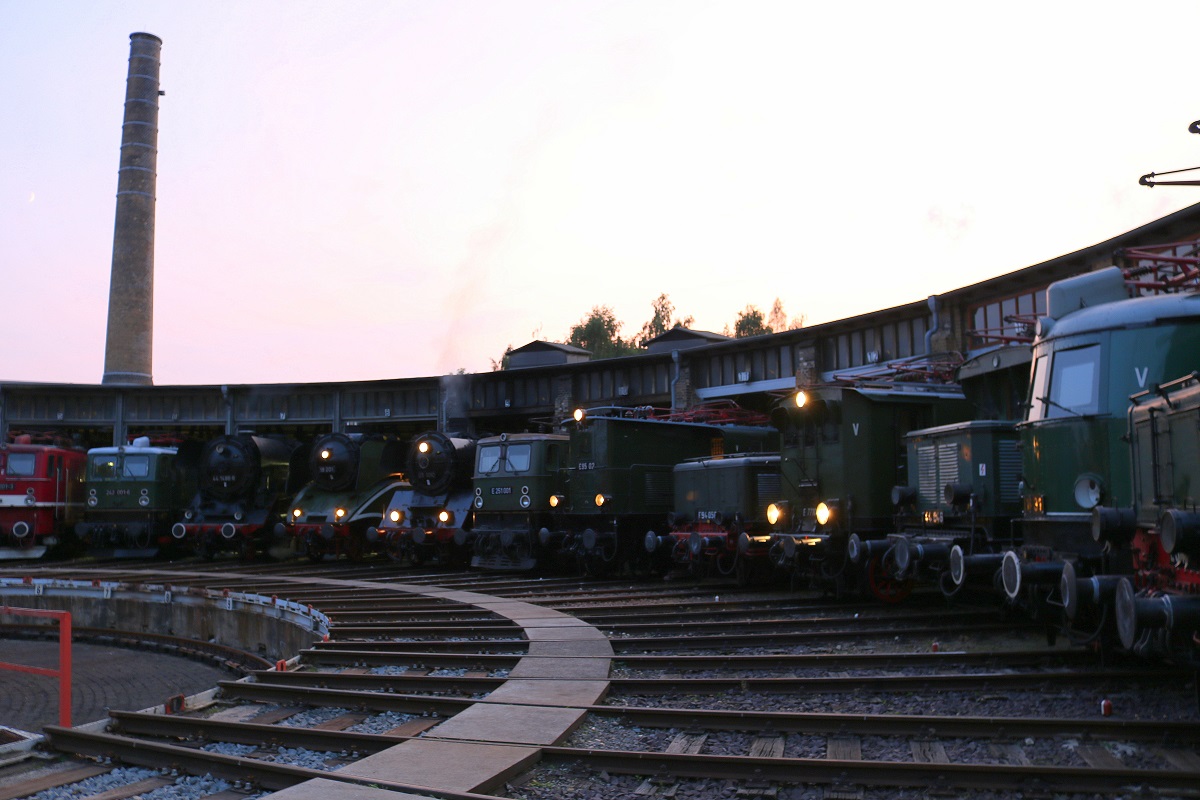242 001-6, 44 1486-8, 18 201, 03 1010, E 251 001, E 95 02, E 94 056, E 7710 und E 44 046 stehen am Lokschuppen des DB Museums Halle (Saale) zur Nachtfotoveranstaltung am Wochenende des jährlichen Sommerfests. [26.8.2017 - 20:28 Uhr]