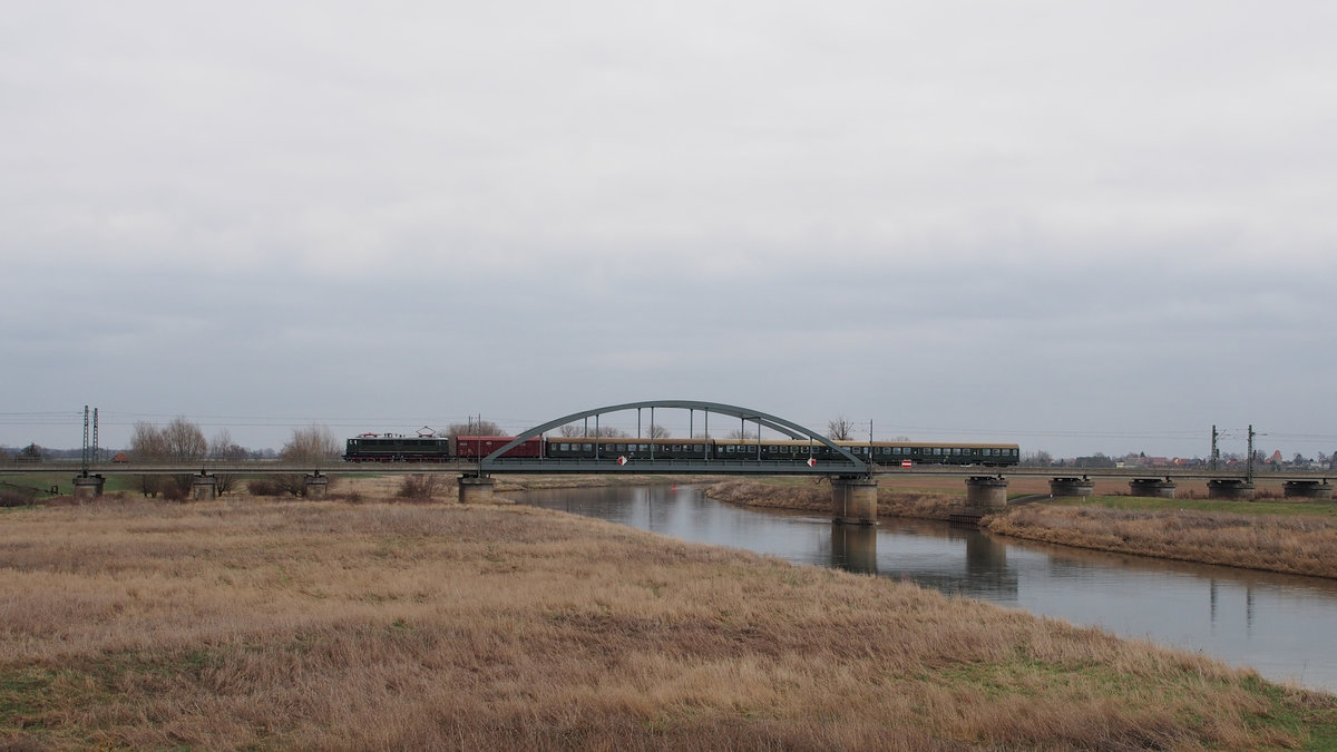 242 001-6 fährt hier mit SDZ 74343 von Köthen nach Calbe Saale Ost über die Saale-Brücke bei Calbe.
Calbe/S., der 02.03.2019