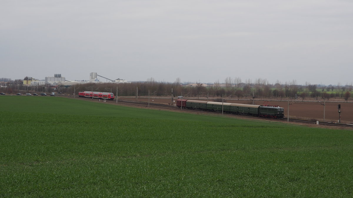 242 001-6 fährt hier mit SDZ 62189 von Calbe Saale Ost nach Köthen b. Sachsendorf. Im Hintergrund das Betonwerk zu Groß Rosenburg und RE 30 (16320) mit einer unbekannten BR 146.

Calbe/S., der 02.03.2019