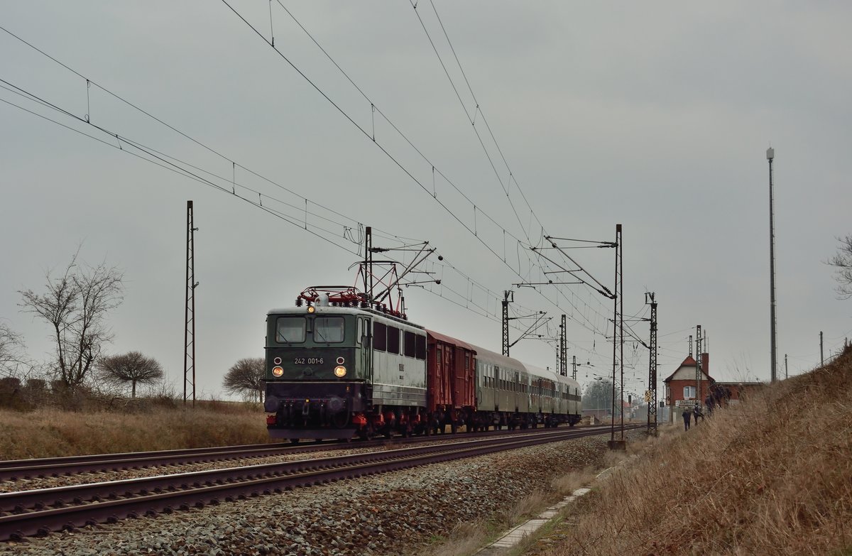 242 001-6 hat mit dem 74343 soeben Stumsdorf passiert und rauscht weiter gen Köthen. Links stehen noch die alten Masten des ehemaligen Ausziehgleises des ehemaligen Güterbahnhofs Stumsdorf. Mit dem Umbau des Knotenpunktes Köthen verliert auch Stumsdorf seine Idylle. Die HL Signale werden durch Ks-Signale ersetzt und der Bahnübergang durch einen modernen Bahnübergang ersetzt. Ebenso werden sämtliche Oberleitungsmasten durch neue Masten ersetzt denn in Stumsdorf sind noch alle Masten von der Elektrifizierung 1955.

Stumsdorf 02.03.2019
