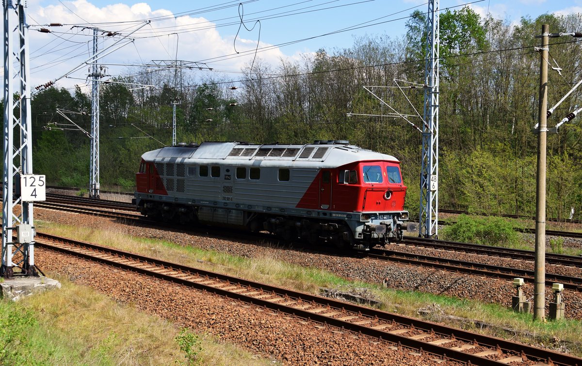 242 001-6 kurz vor Senftenberg in Richtung Ruhland am 08.05.2016.