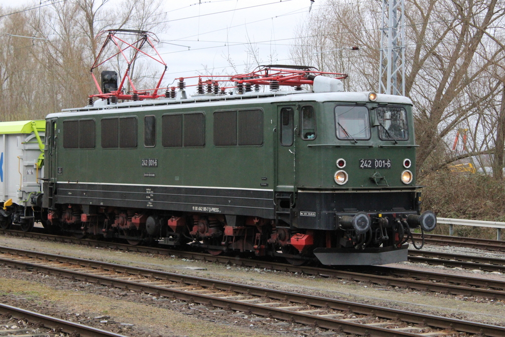 242 001-6(142 001-7 D-Press)stand am Abend des 09.04.2021 in Rostock-Bramow. 