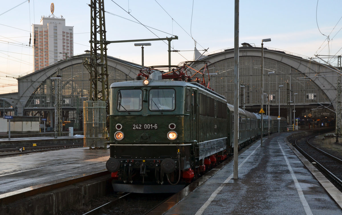 242 001 bespannte am 04.02.17 einen Sonderzug von Leipzig nach Dresden. Der Sonderzug wurde bereits über eine Stunde vor der Abfahrt am Aussenbahnsteig 18a in Leipzig bereitgestellt.