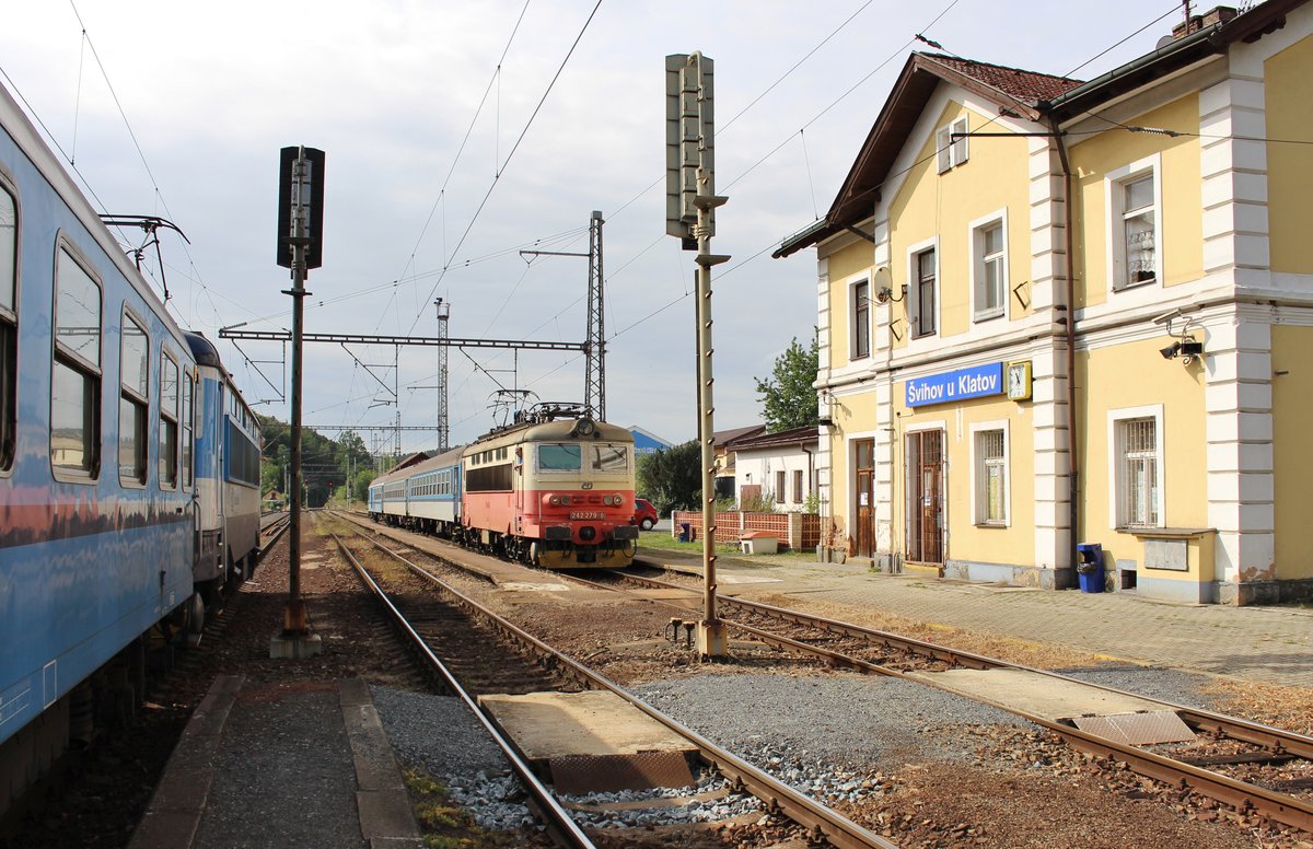 242 079-8 und 242 276-4 zu sehen am 06.09.19 in Švihov u Klatov. Seit dem Fahrplamwechsel im Dezamber 2020, fahren keine Loks der Baureihe 242 mehr planmäßig zwischen Plzeň hl.n. und Klatovy. Die Züge verkehren nun mit der Baureihe 362.