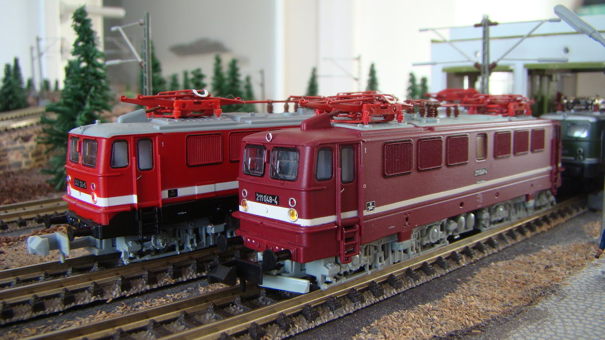 242 124 und 211 048 DR von BRAWA auf meiner Anlage am 27.11.2016